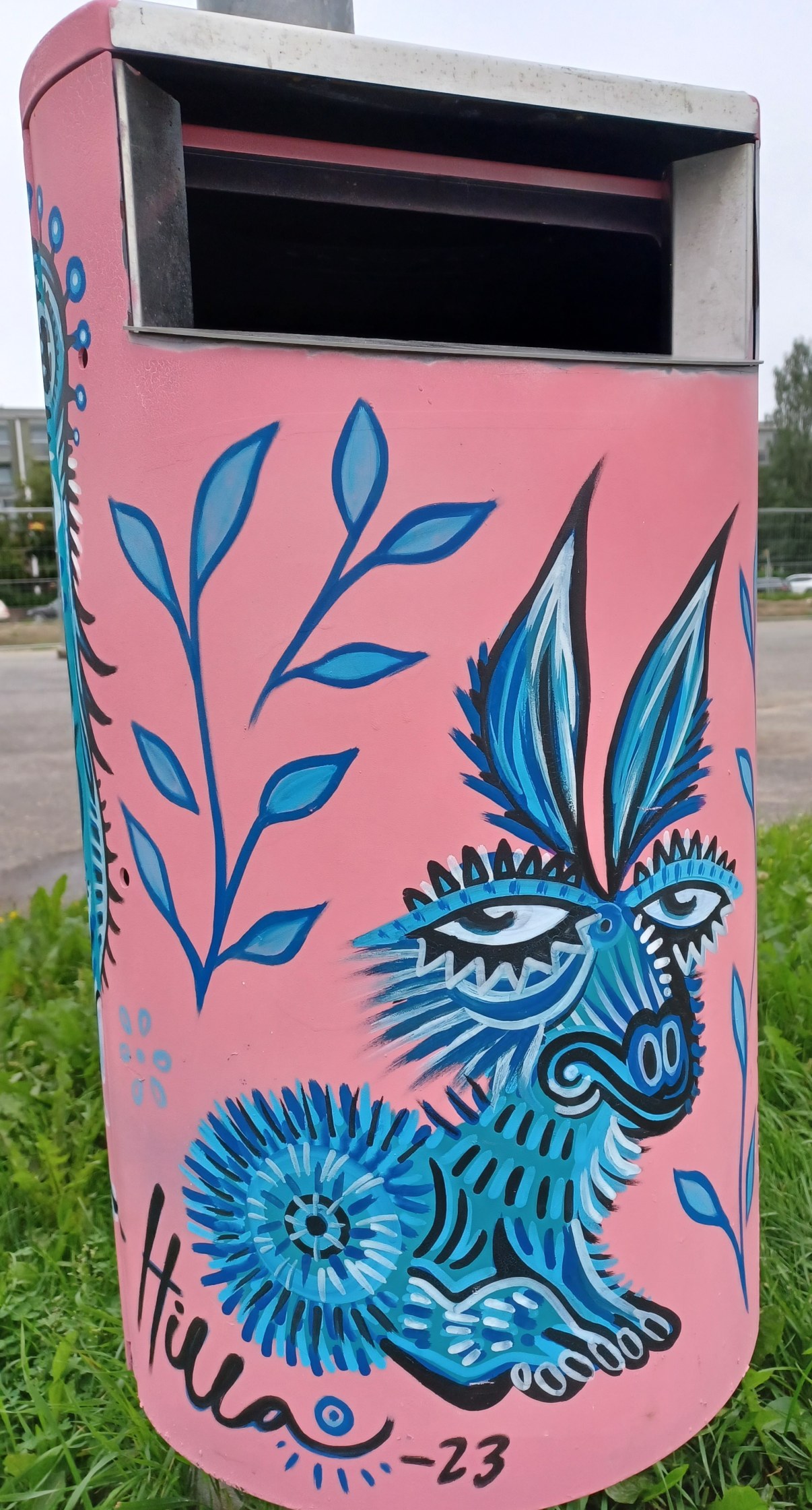 Pinkiksi maalattu roskapönttö, jossa sininen kuva eläimestä