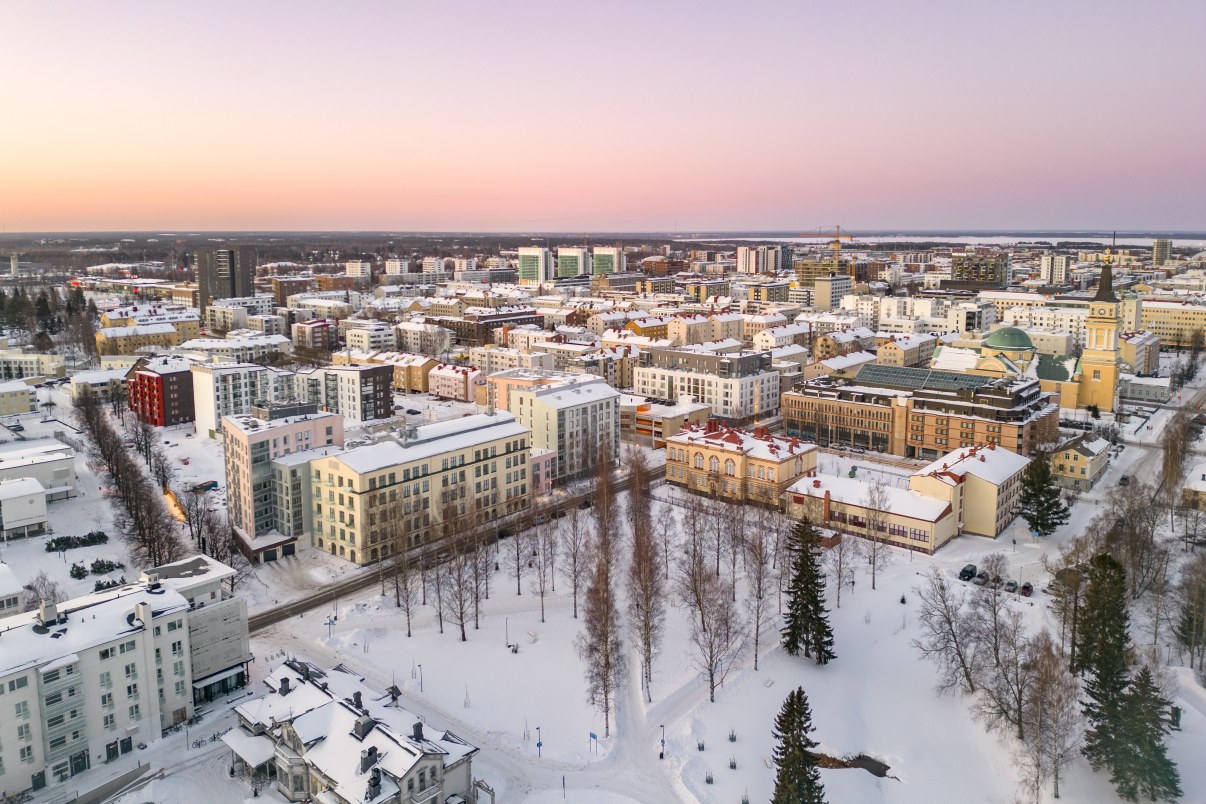 Ilmakuva Oulun keskustasta, jossa näkyy palkinnon saanut kerrostalo Valjakorttelissa