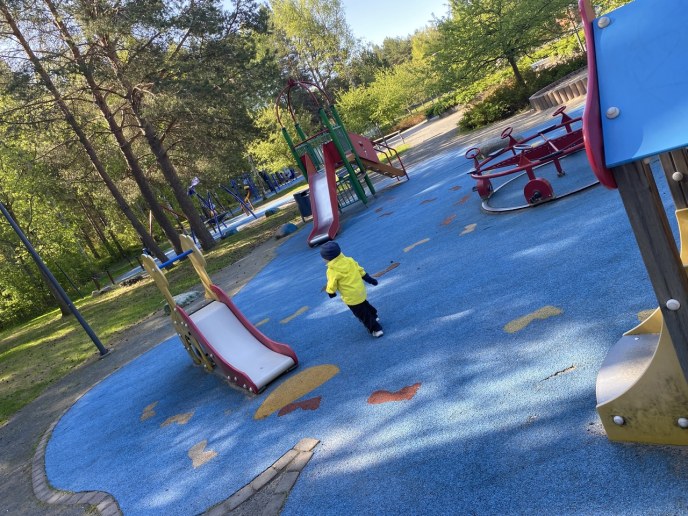 Lapsi Rajakylän keskusleikkipuistossa.