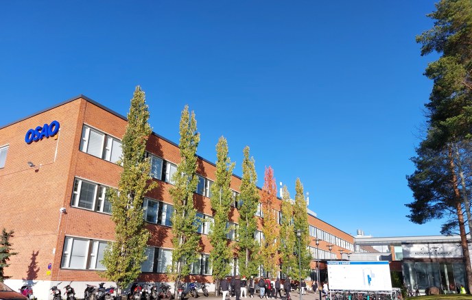 Kuvassa Kaukovainion kampuksen rakennus.
