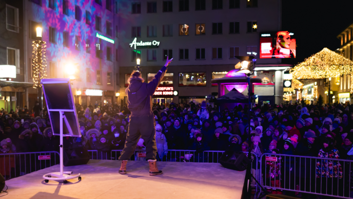 Juontaja Roope Salminen esiintyy Rotuaarilla suurelle yleisölle uudenvuoden juhlassa 2023
