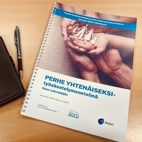 Kuva Perhe Yhtenäiseksi -mallin uusitusta oppaasta.