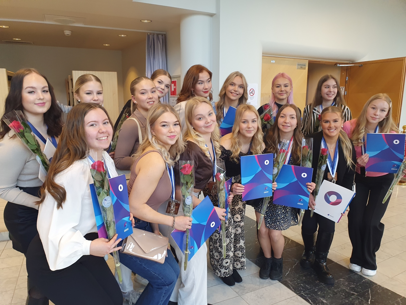 Ryhmäkuva palkituista cheertanssijoista.