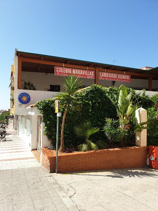 Kielikoulu ulkoapäin kuvattuna.