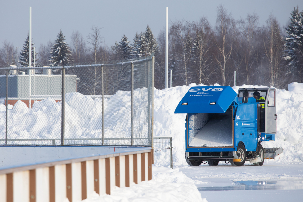 Jäädytyskone Pateniemen tekojäällä.