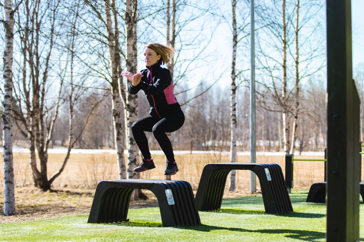 Nainen kuntoilemassa Hiirosen fitness-puistossa.
