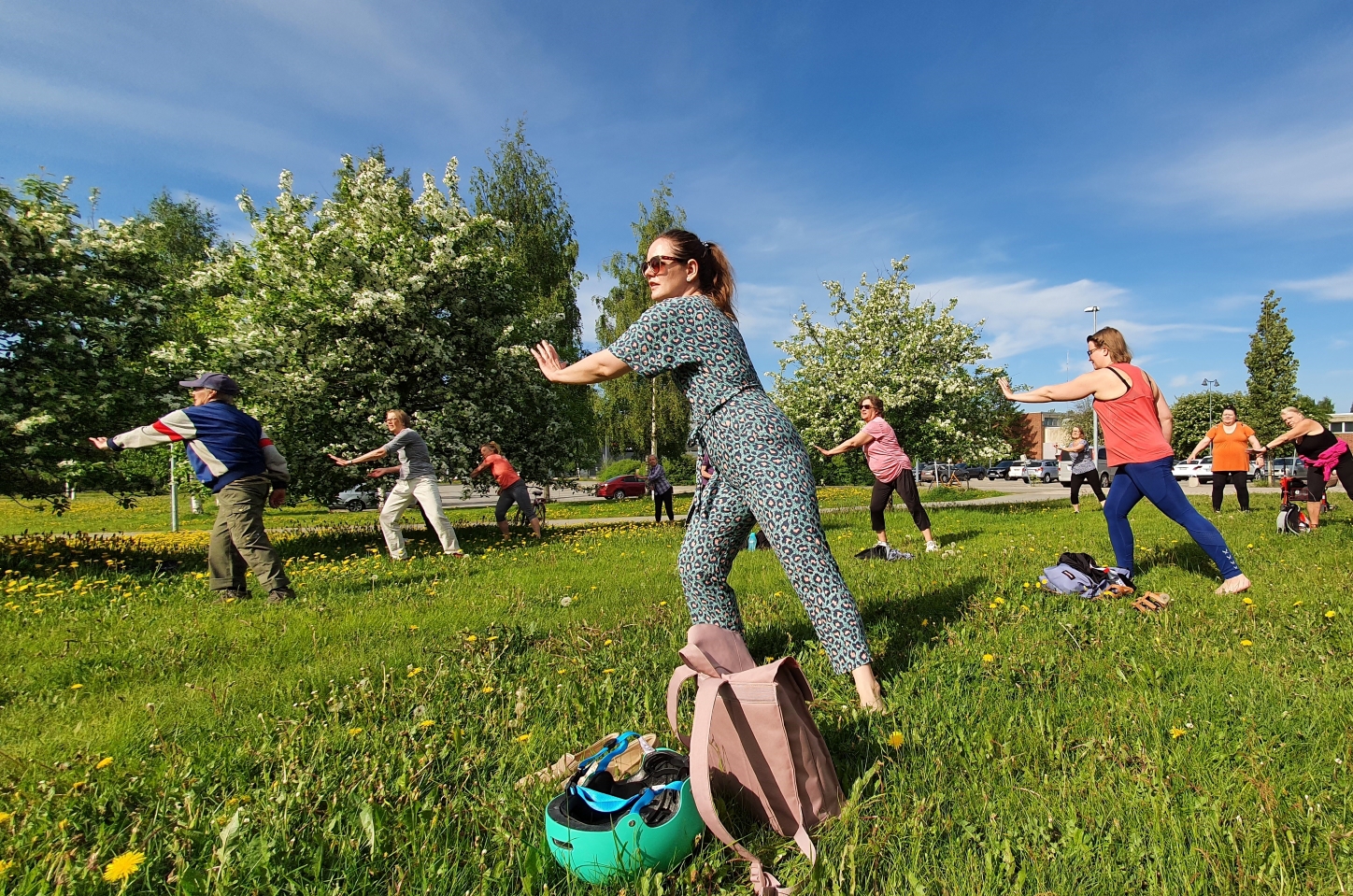 Asahi-ryhmä ulkona nurmikolla.