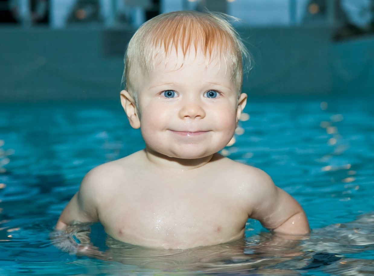 Taapero uima-altaalla.