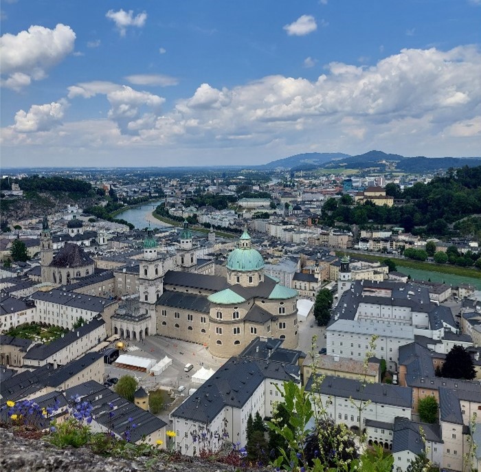 Näkymä Salzburgin kaupungista, kuvassa rakennuksia ylhäältä kuvattuna.
