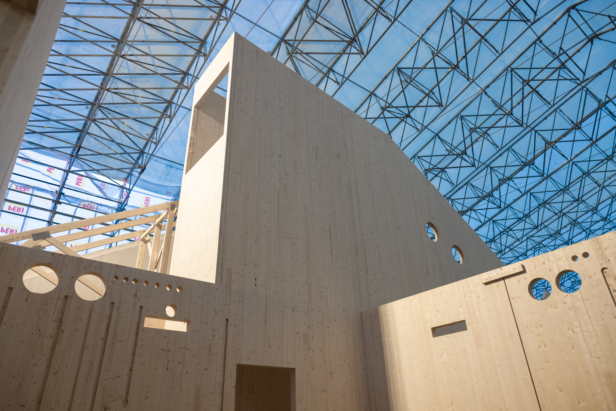 Puurakenteinen päiväkoti rakenteilla.