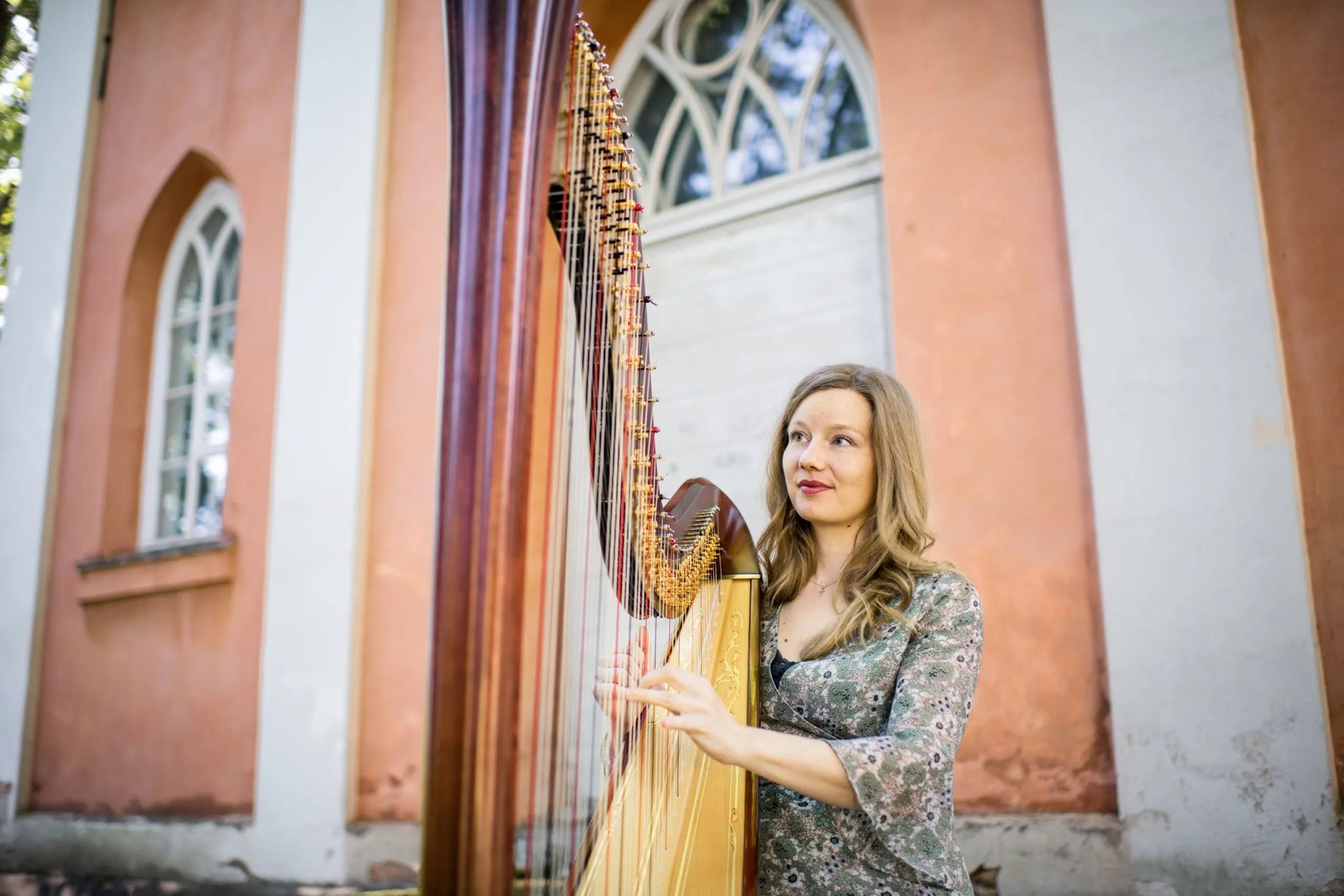 Nainen soittaa harppua.