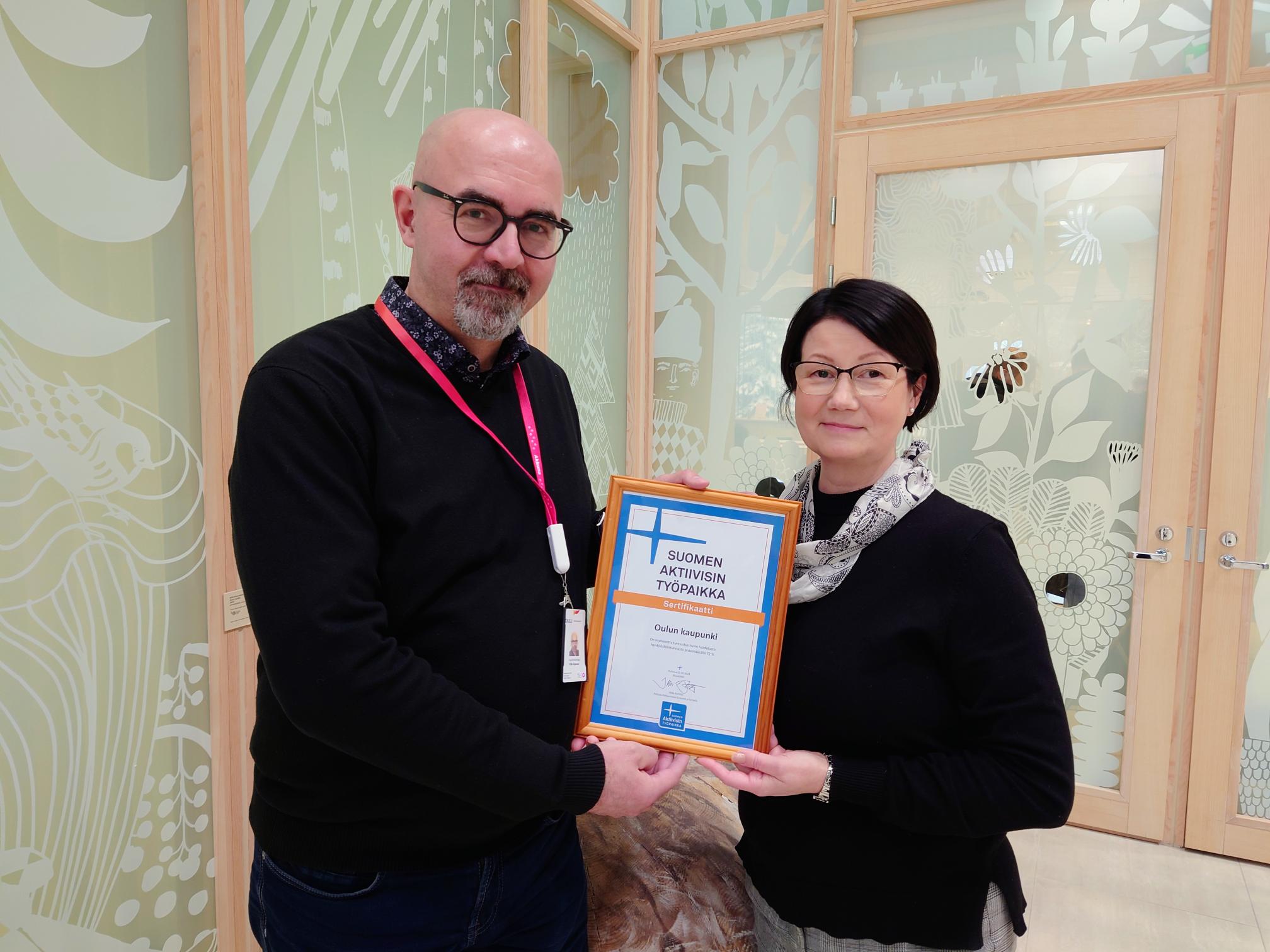 Ville Urponen ja Nina Ylitalo vastaanottamassa sertifikaattia
