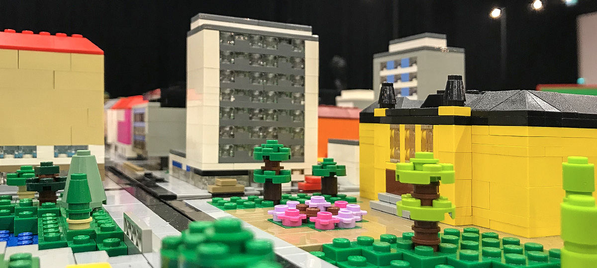 Legoaplikoista rakennettu Oulun kaupungintalo ja ympäröiviä rakennuksia.