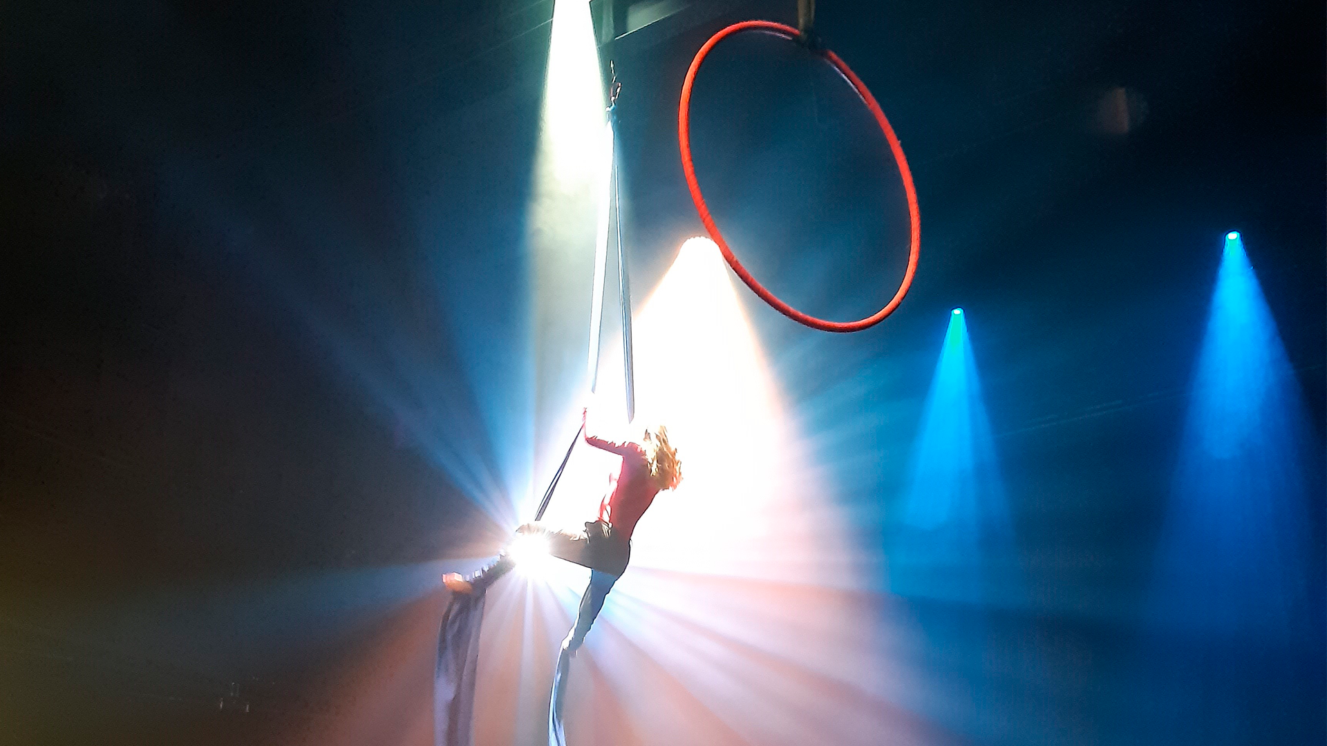 Oulun taidekoulun sirkusryhmän oppilas esittämässä opinnäytetyötä