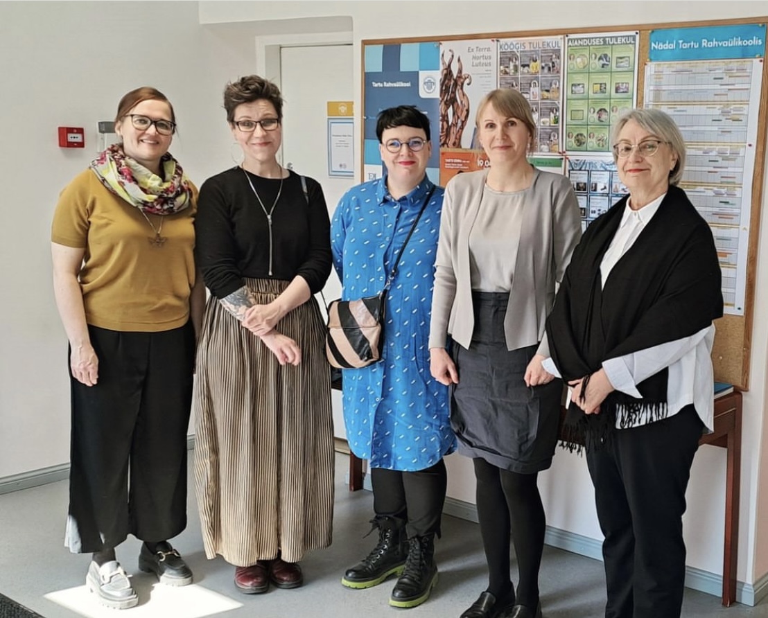 Yhteiskuvassa kahden oppilaitoksen henkilökuntaa