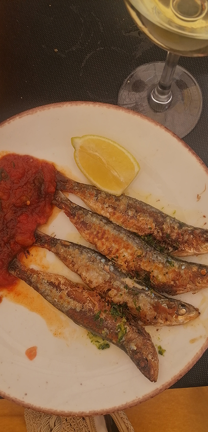 Kala-ateria lautasella ylhäältäpäin kuvattuna.