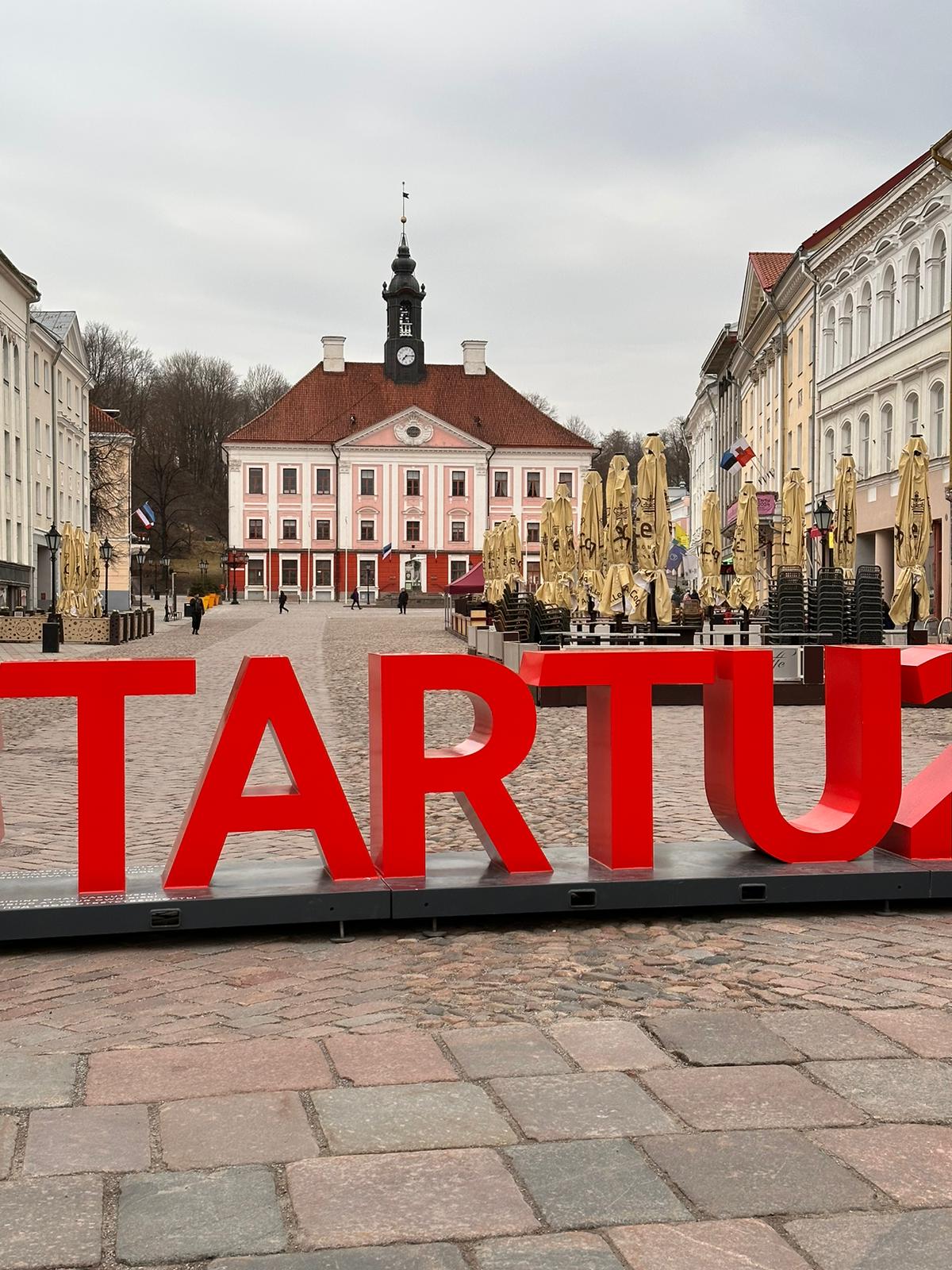 Tartu kyltti Tarton raatihuoneen torilla