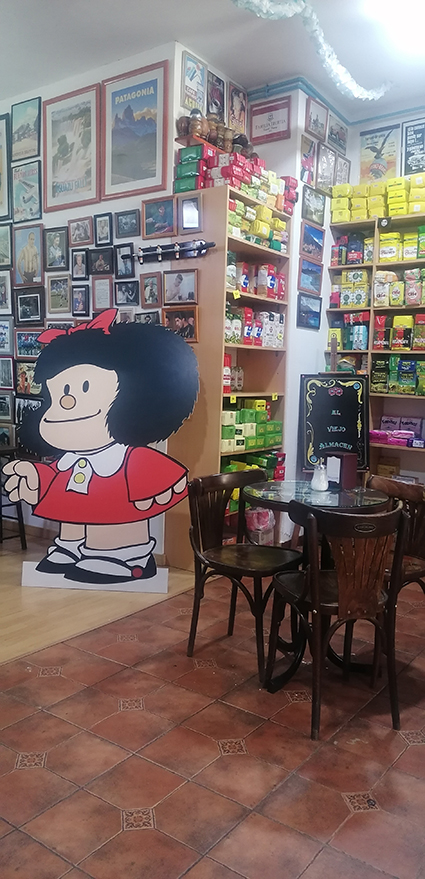 Kaupan hyllyillä on paljon erilaisia tavaroita.