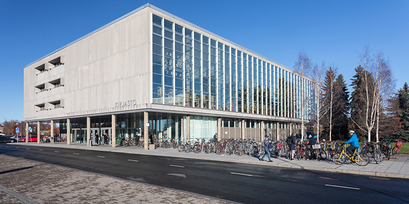 Oulun pääkirjasto, harmaa, kuutiomainen betoni- ja lasirakennus.