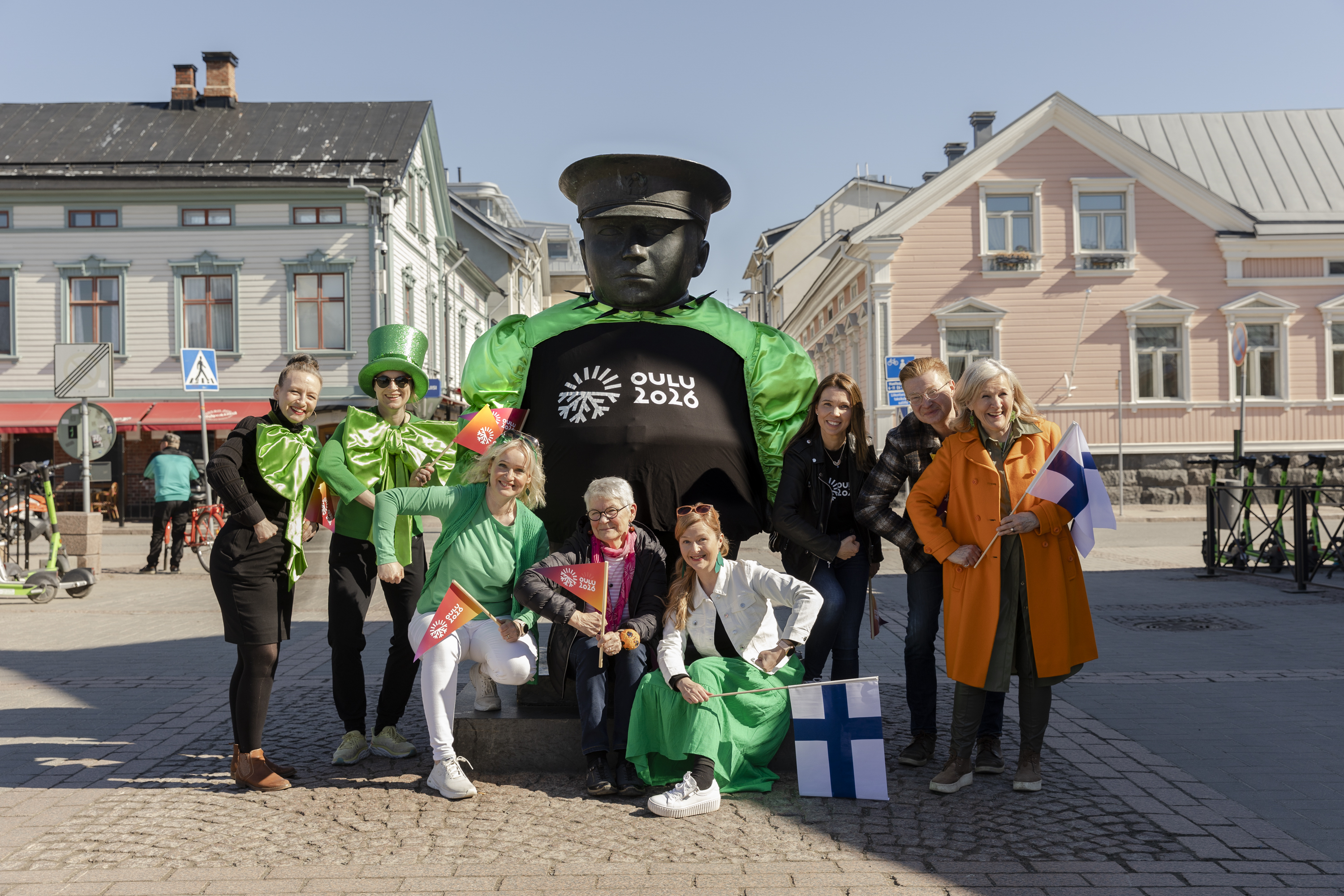 Viisuhuumaa toripolliisipatsaalla