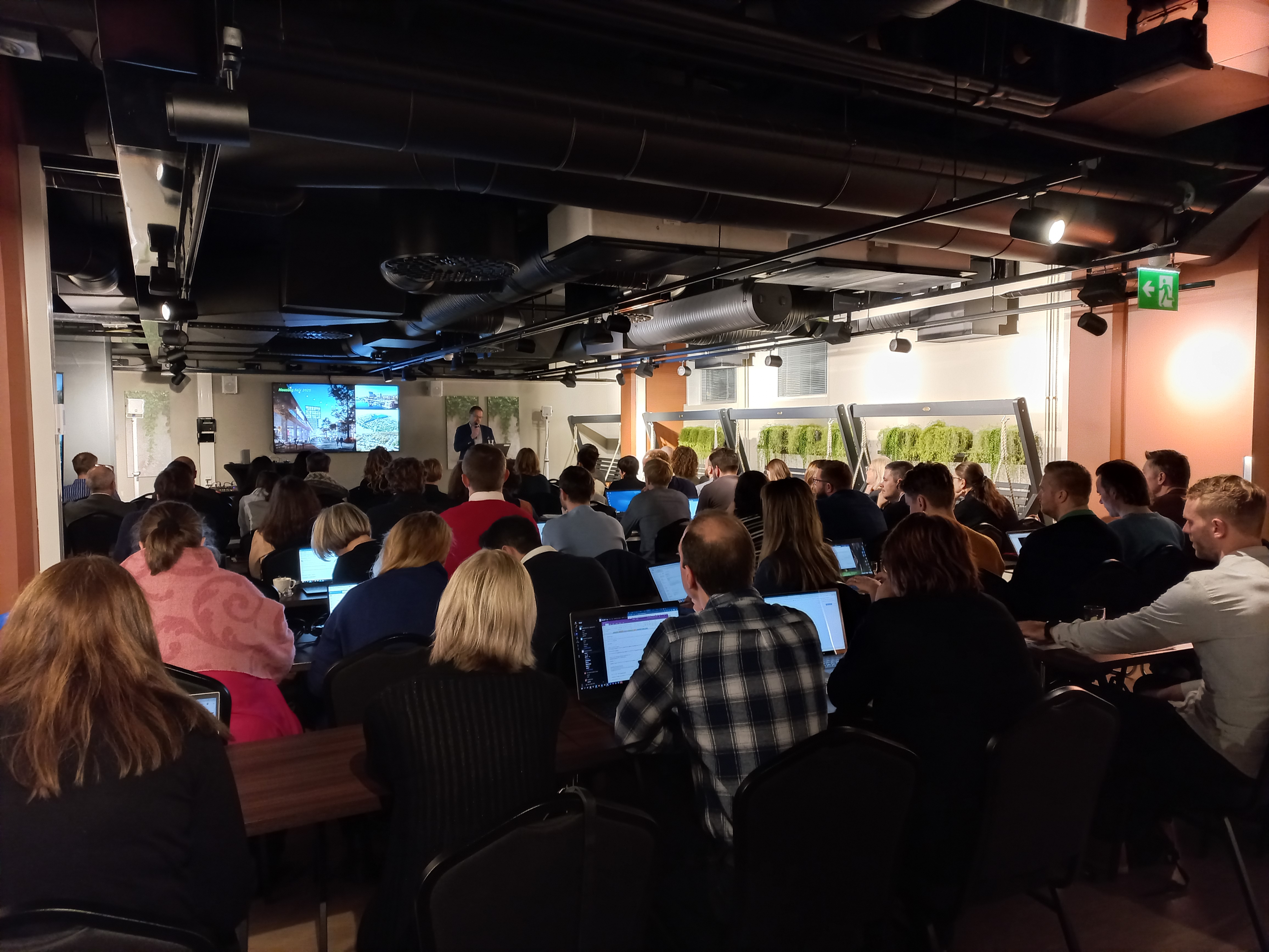 Kuva Making city hankkeen kokouksesta, jonka avasi yhdyskuntajohtaja Marko Kilpeläinen