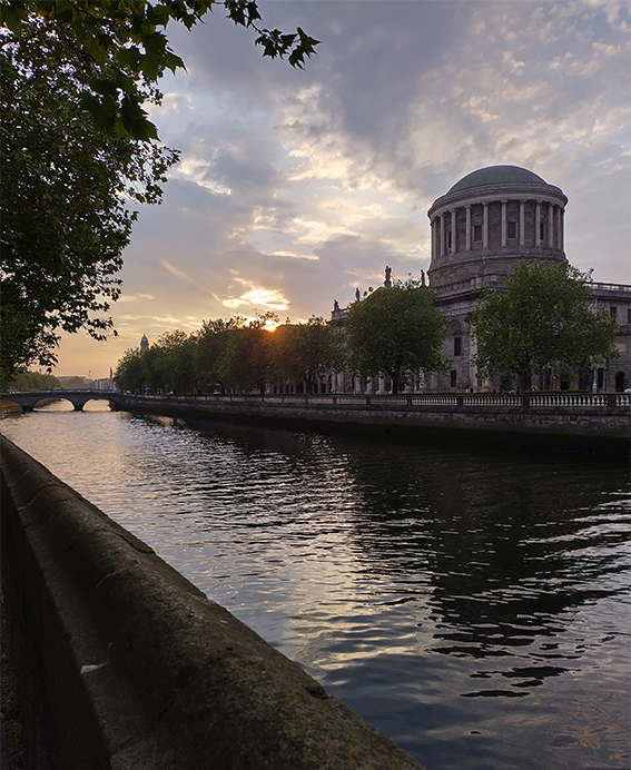 Jokiranta, jonka reunalla rakennuksia.