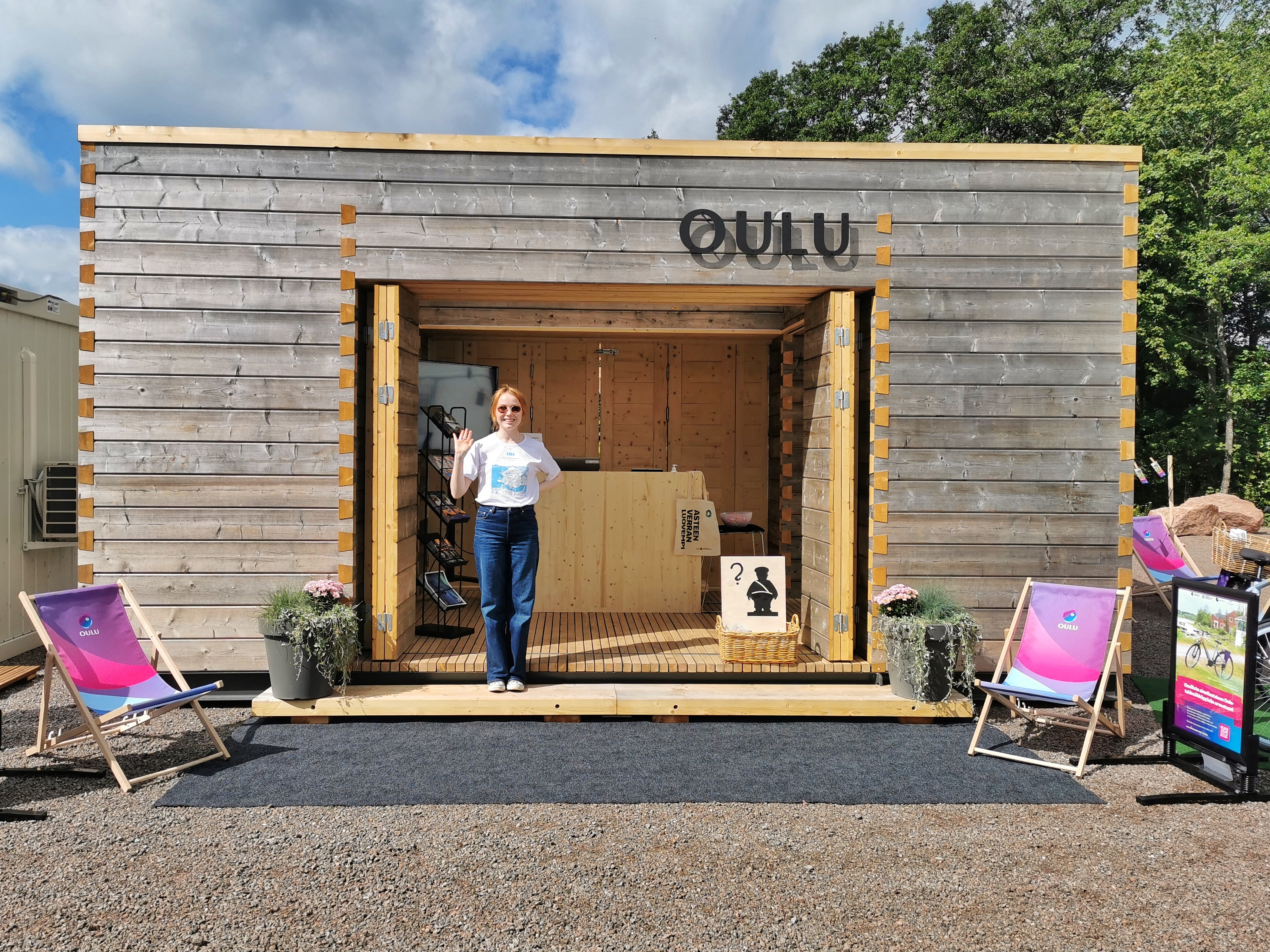 nainen messupaviljongin portailla