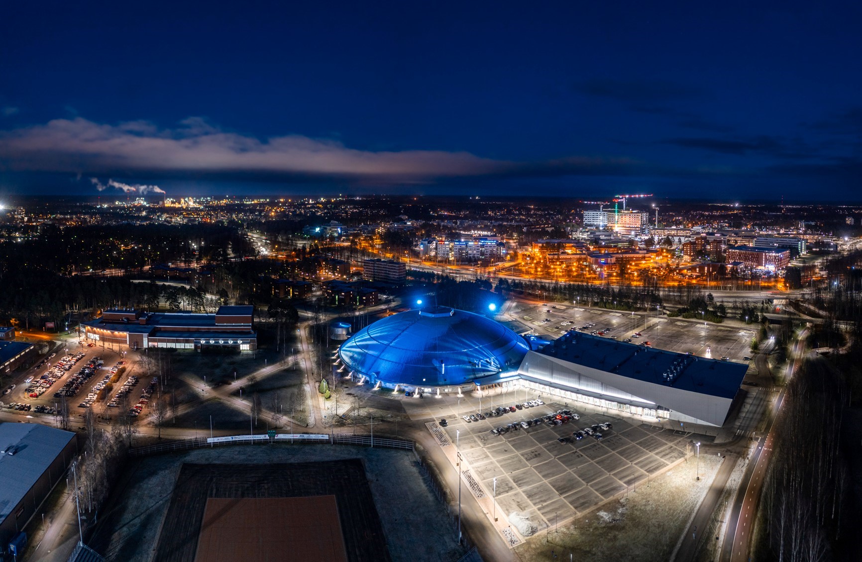 Ilmakuva Ouluhallin ja Raksilan urheilualueista.