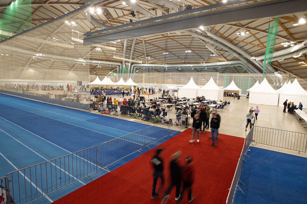 Ouluhallin iso palloilusali.