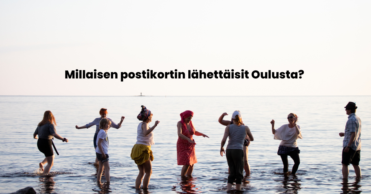Kuva rantavedessä seisovista ihmisistä tekstillä millaisen postikortin lähettäisit Oulusta.