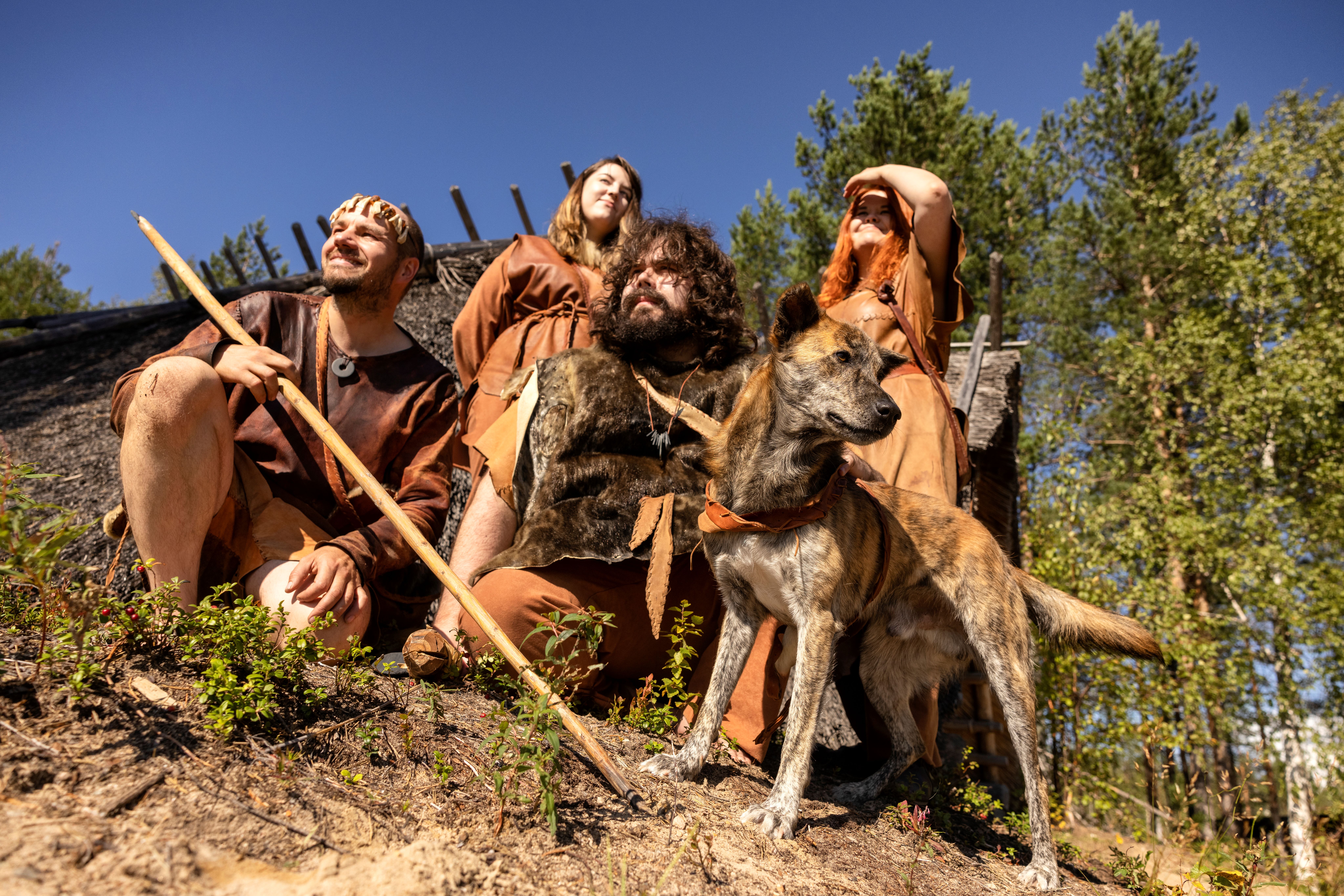 Henkilöitä kivikauden nahka-asuissa.