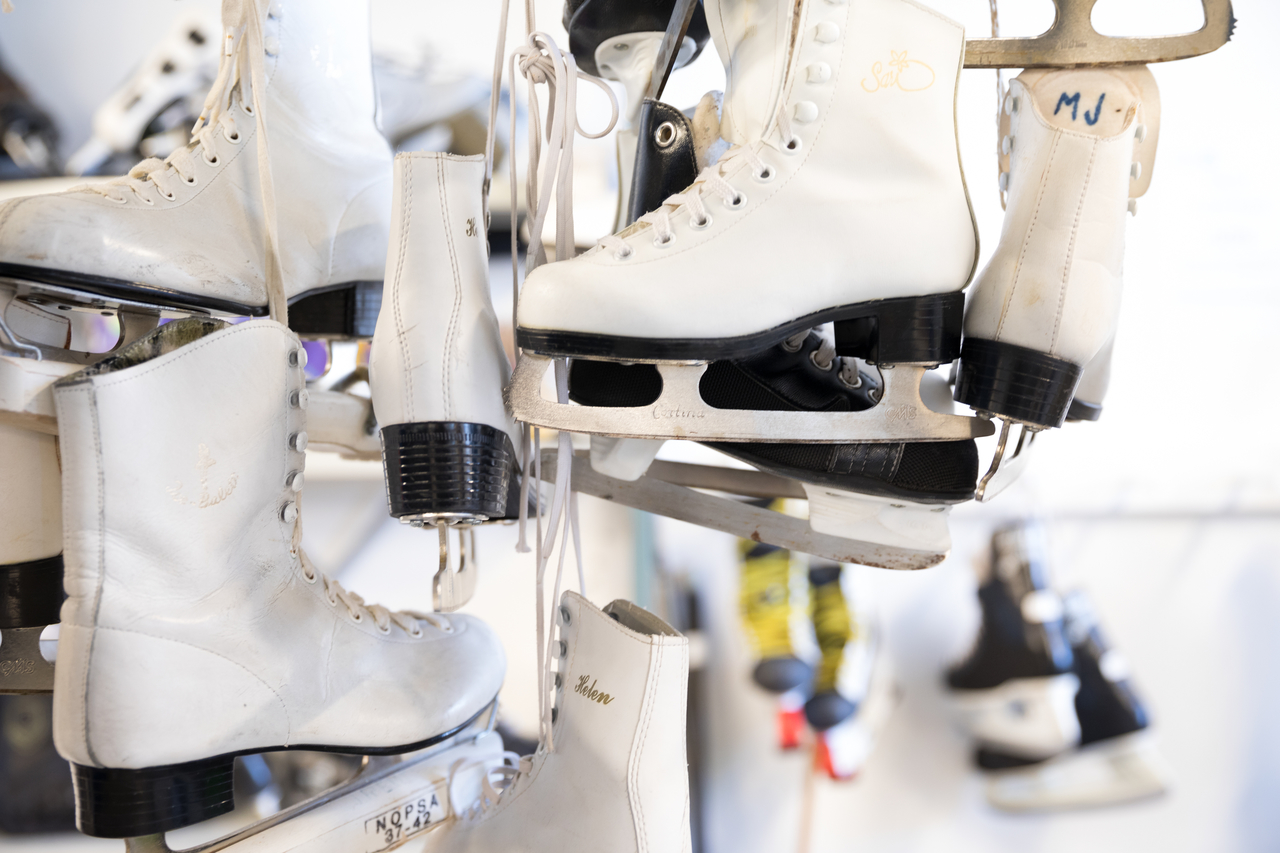 Luistimia roikkumassa varastossa.