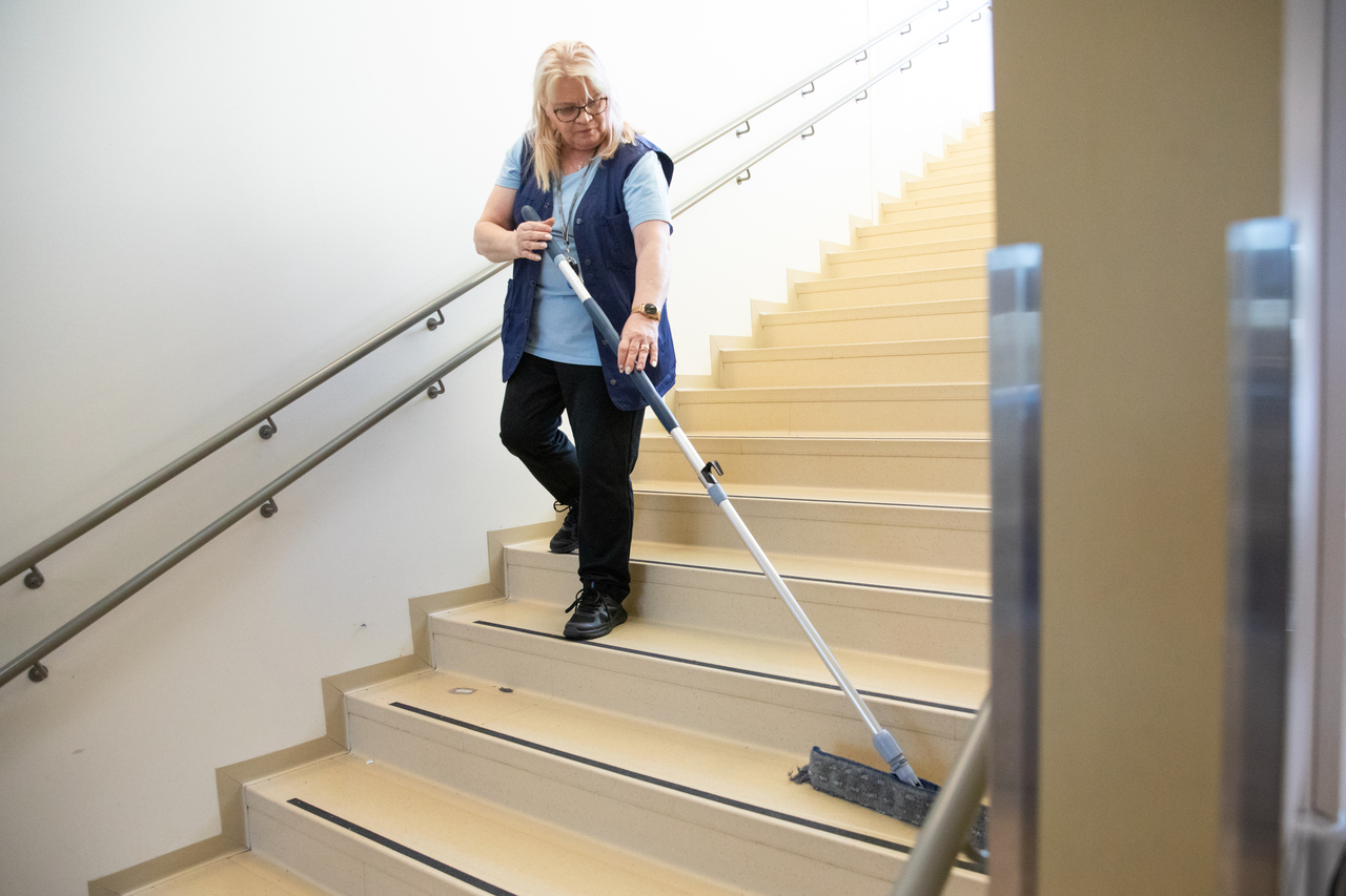 Siistijä työssään.