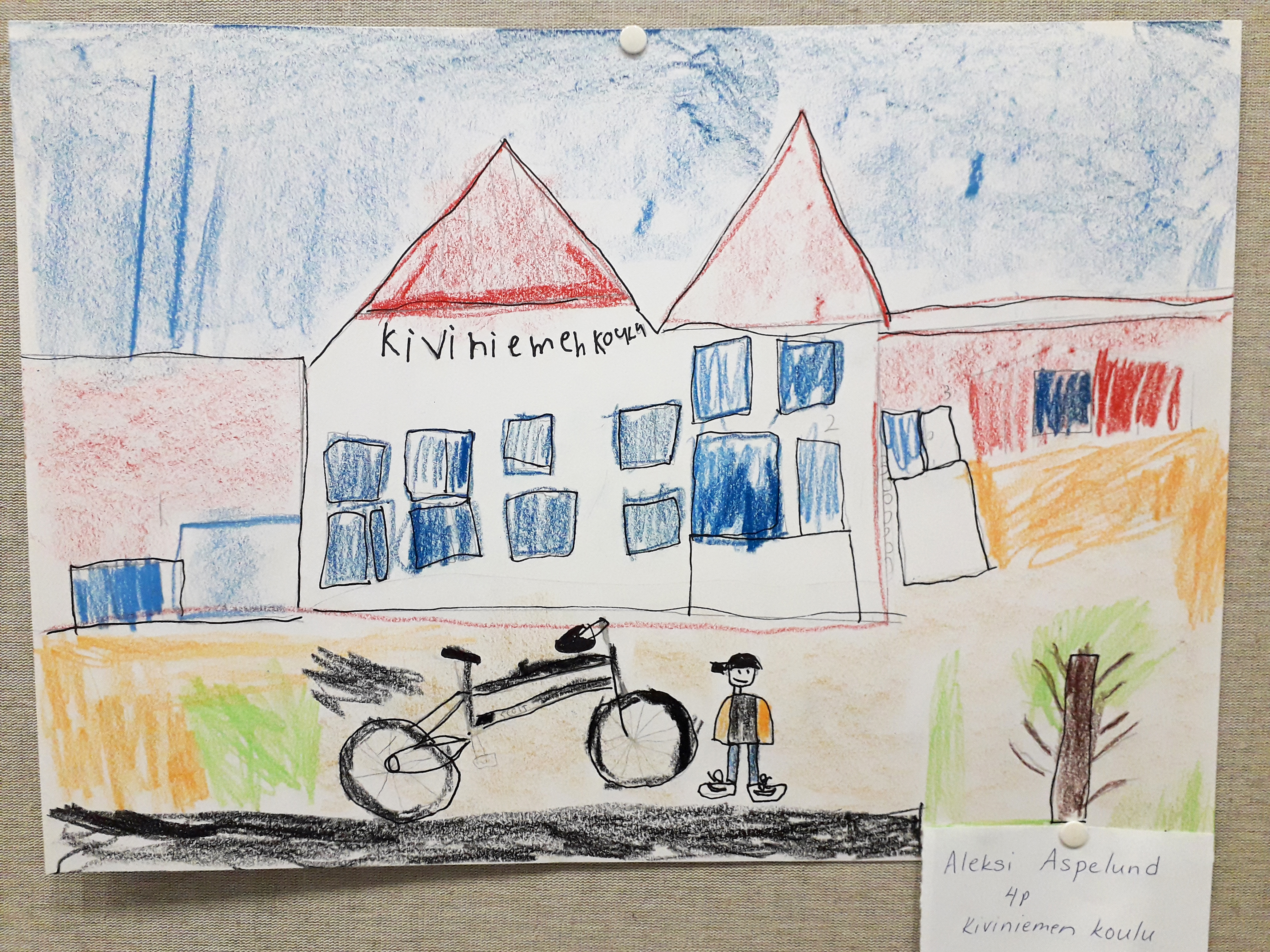 Lapsen piirustus jossa koulurakennus, polkupyörä ja lippalakkipäinen nuori.