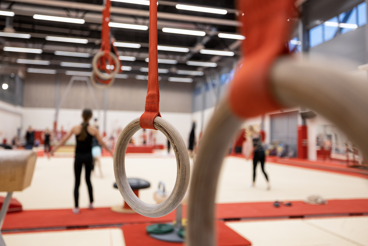 Renkaita telinevoimistelusalissa Ouluhallilla.