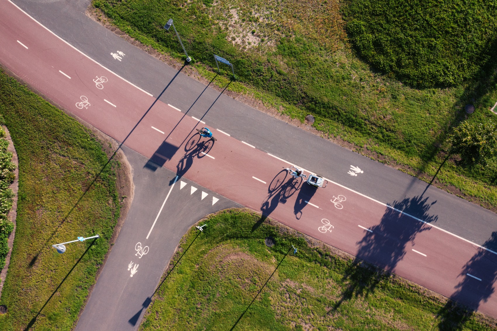 Kuva pyöräbaanan risteyksestä ylhäältä.