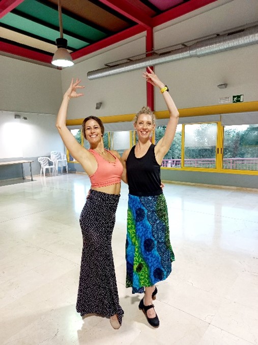 Tanssinopettaja ja oppilas flamencotunnilla.