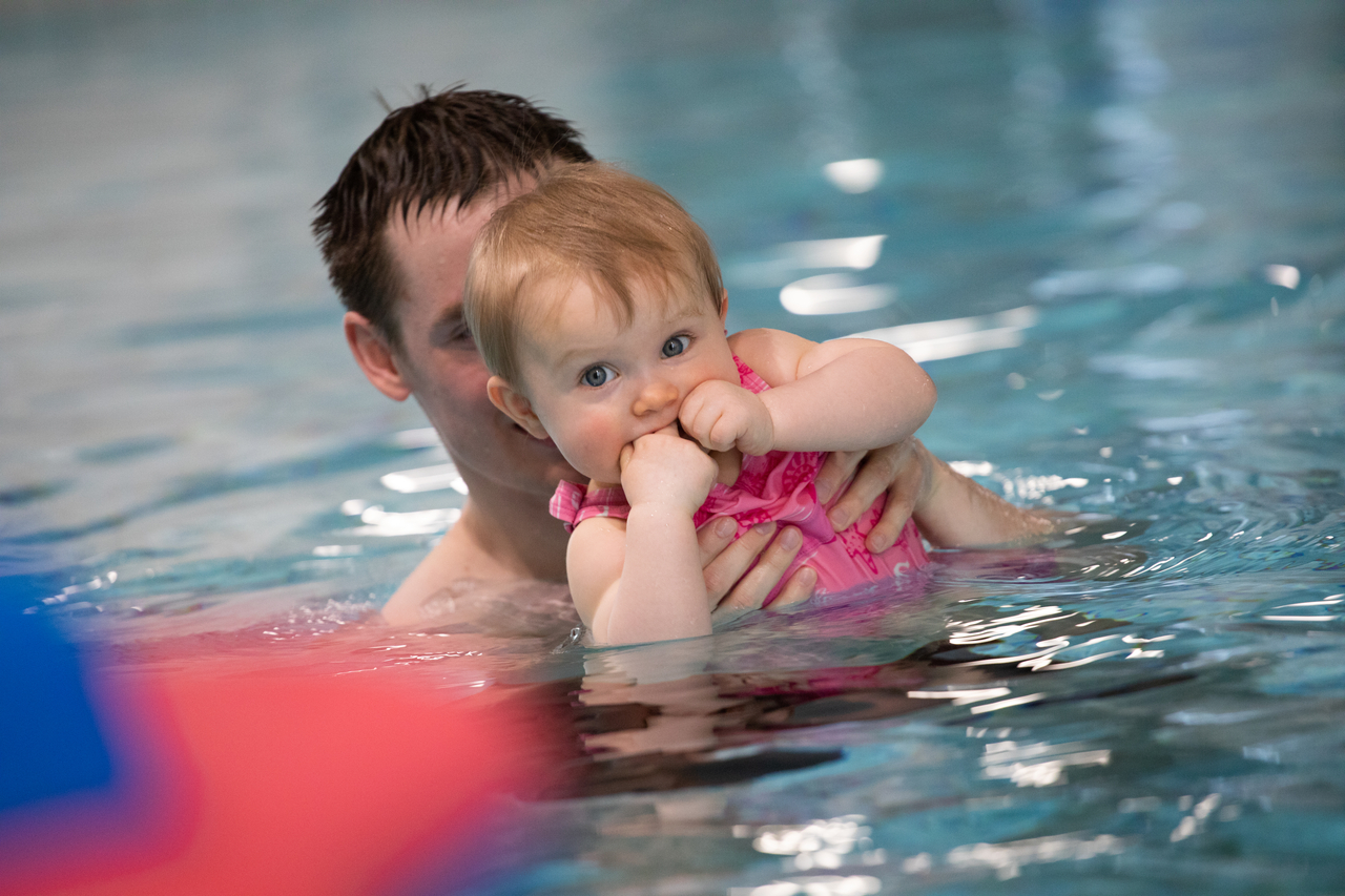 Vauvauimari ja vanhempi altaalla.