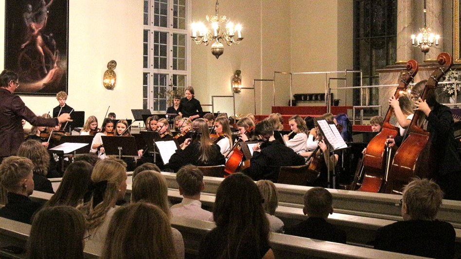 Kirkkokonsertti tuomiokirkossa joulukuussa 2025 8.lk orkesteri