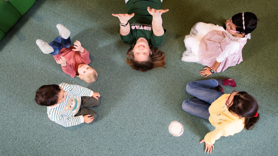 Ihmisiä Lastenkulttuurikeskus Kotilossa.