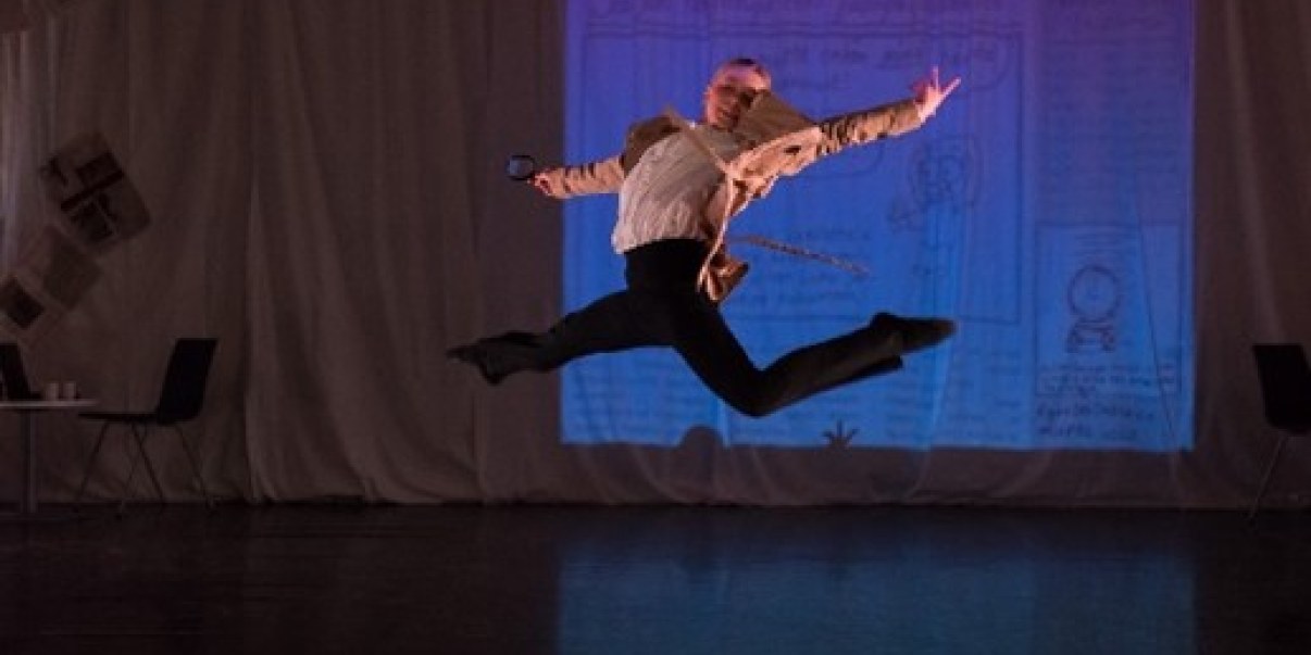 Tanssija lavalla (Kuv. Petri Kekkonen)
