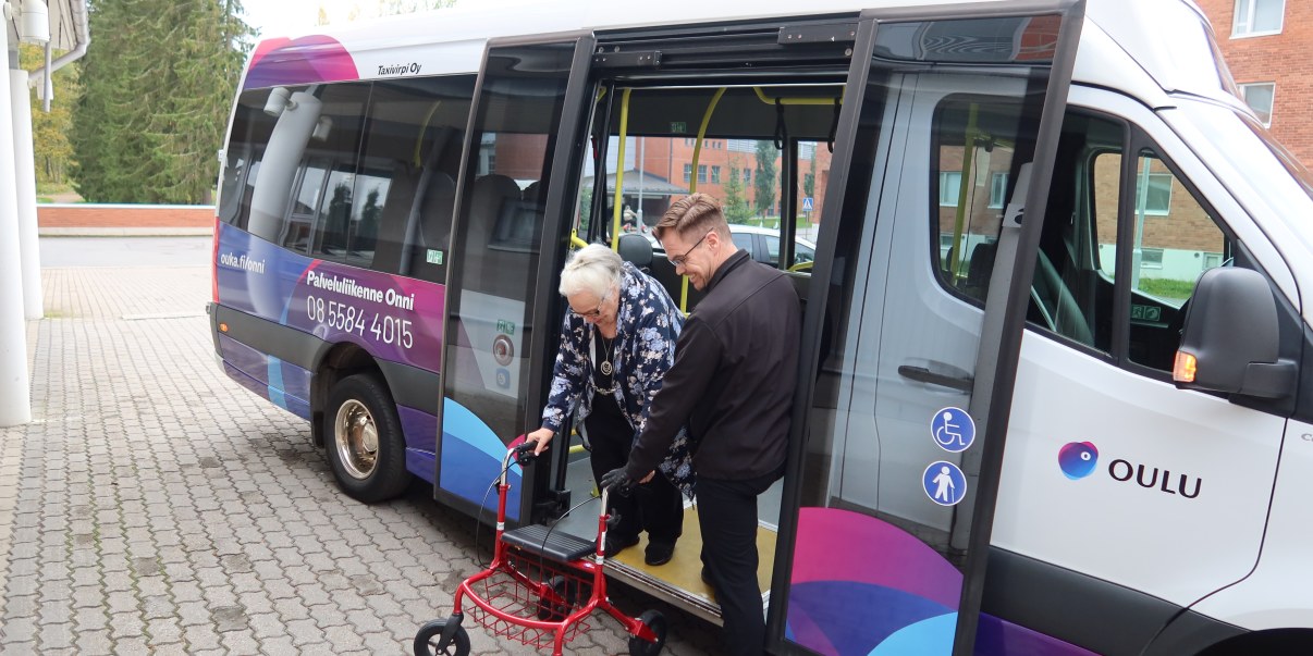 Matkustaja laskeutuu alas palveluliikenteen linja-autosta