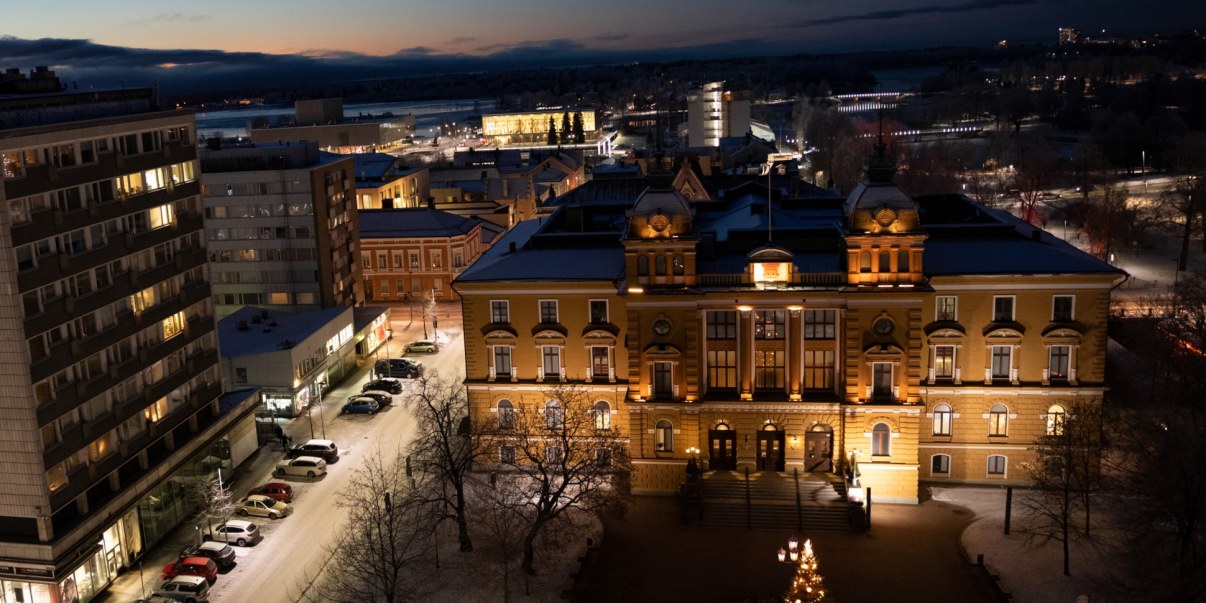 Kuvituskuva, kaupungintalo illalla