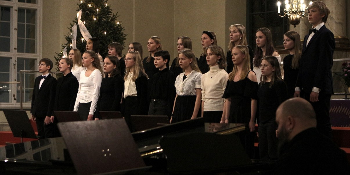 Kuoro esiintymässä Tuomiokirkossa