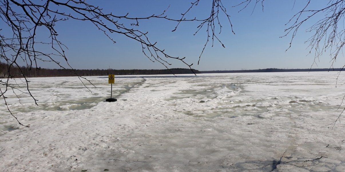 Pyykösjärven jäätä varoituskyltteineen.
