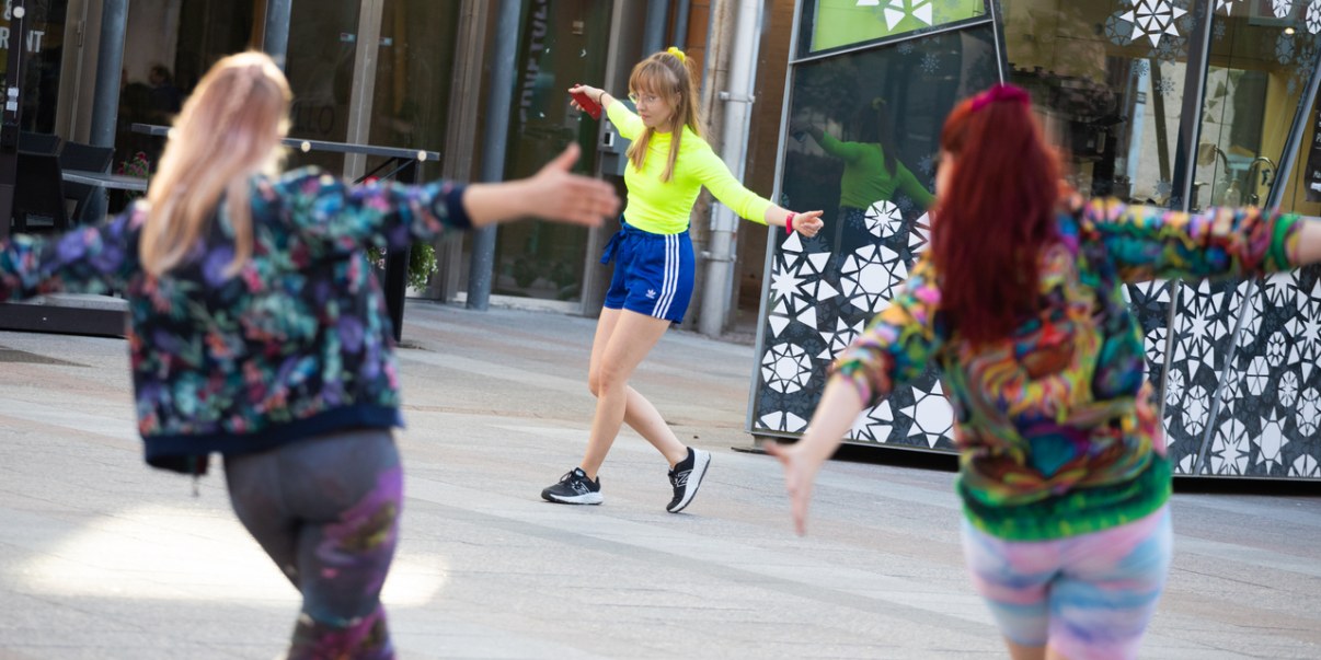 Henkilöitä tanssimassa kadulla.