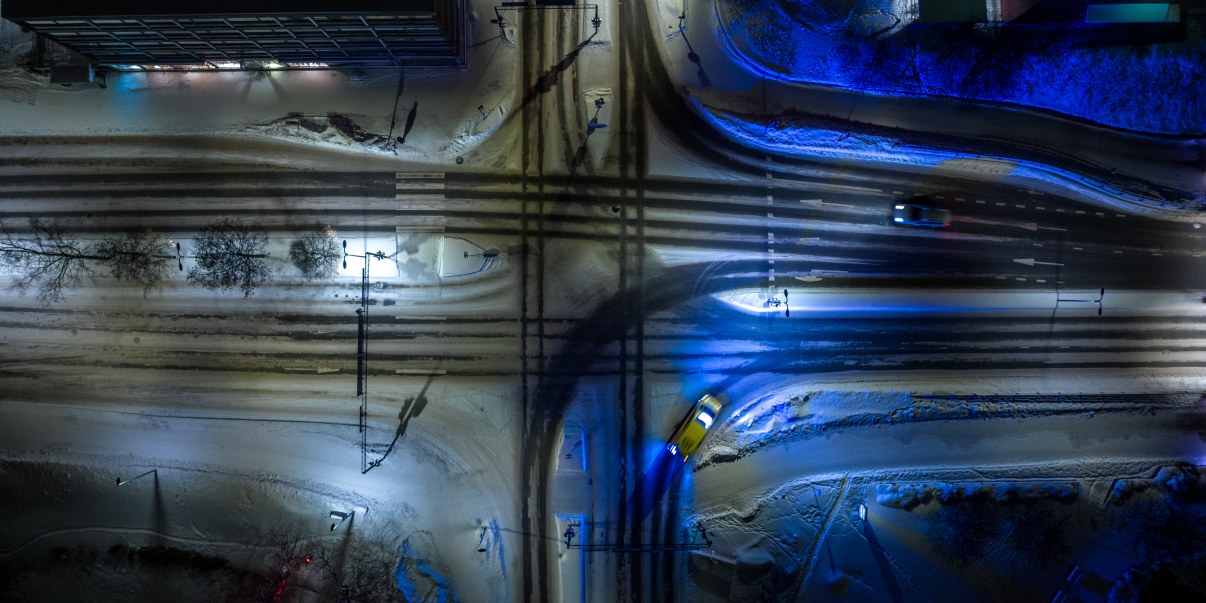 Ylhäältä otettu kuva Saaristonkadun ja Rautatienkadun risteyksestä pimeällä katuvalojen ollessa päällä.