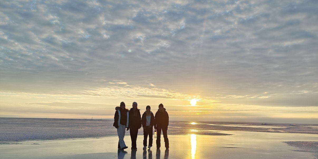 Ihmisiä meren jäällä