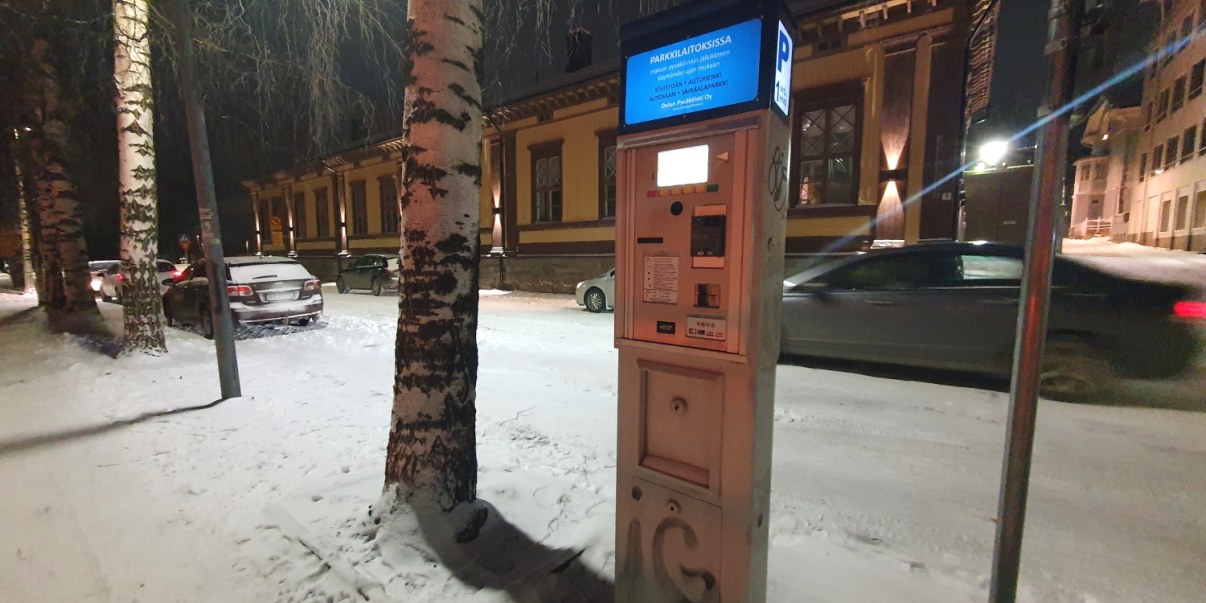 Pysäköintilippuautomaatti Kirkkotorin luona Asemakadulla.