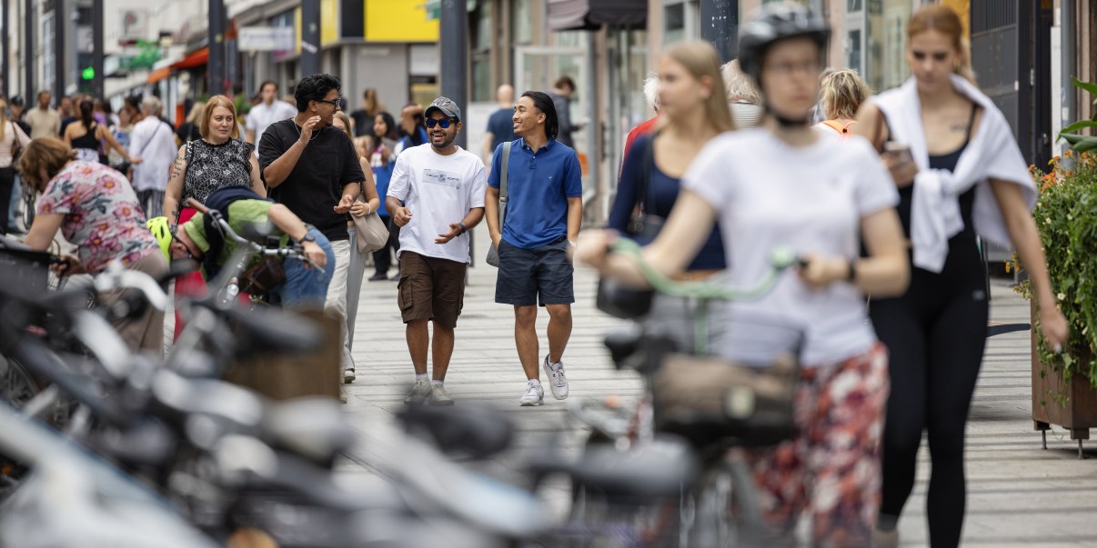 Ihmisiä kävelee keskustassa.